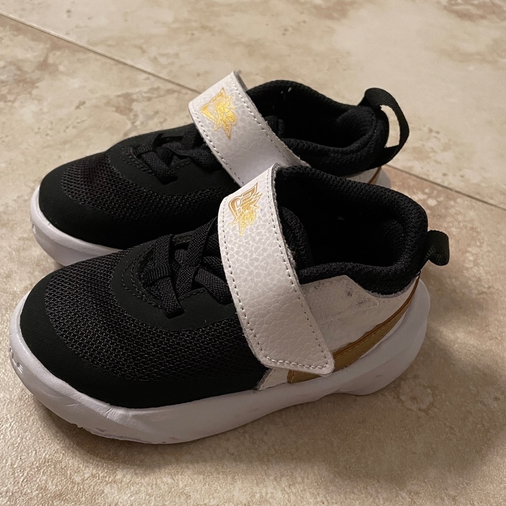 Nike Team Hustle D10 Baby/Toddler Shoes